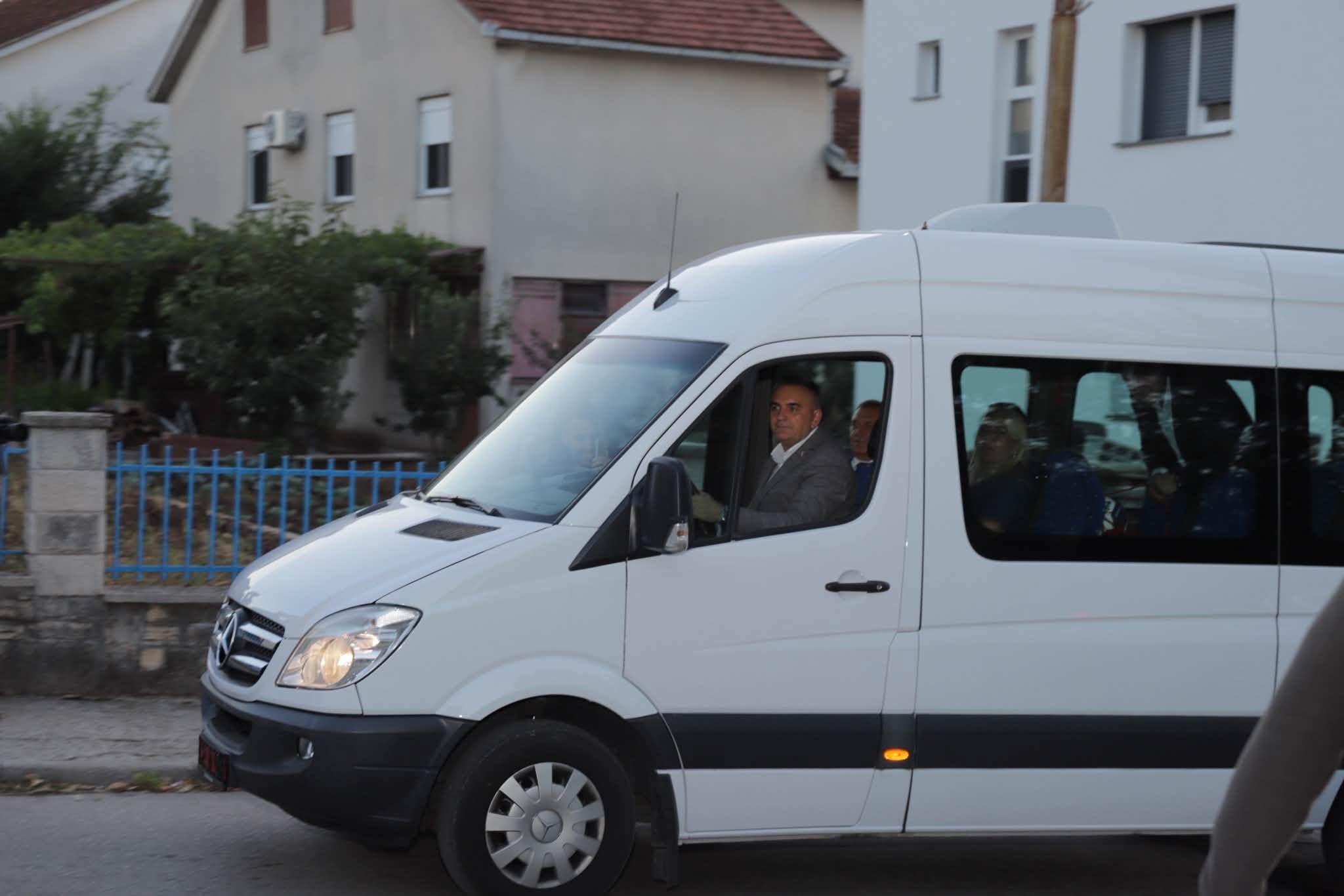 (VIDEO, FOTO) "Sad je i to riješeno" Minić KOMBIJEM PROVOZAO Dodika i Cvijanovićevu, evo šta je bio povod