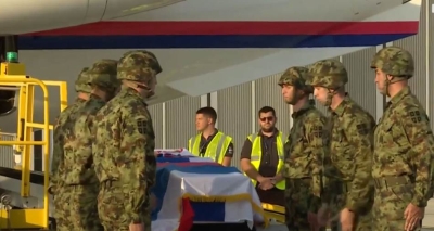 Prve slike sa dočeka tijela Ratka Mladića u Beogradu: Vojska nosi kovčeg prekriven zastavama Srbije i RS