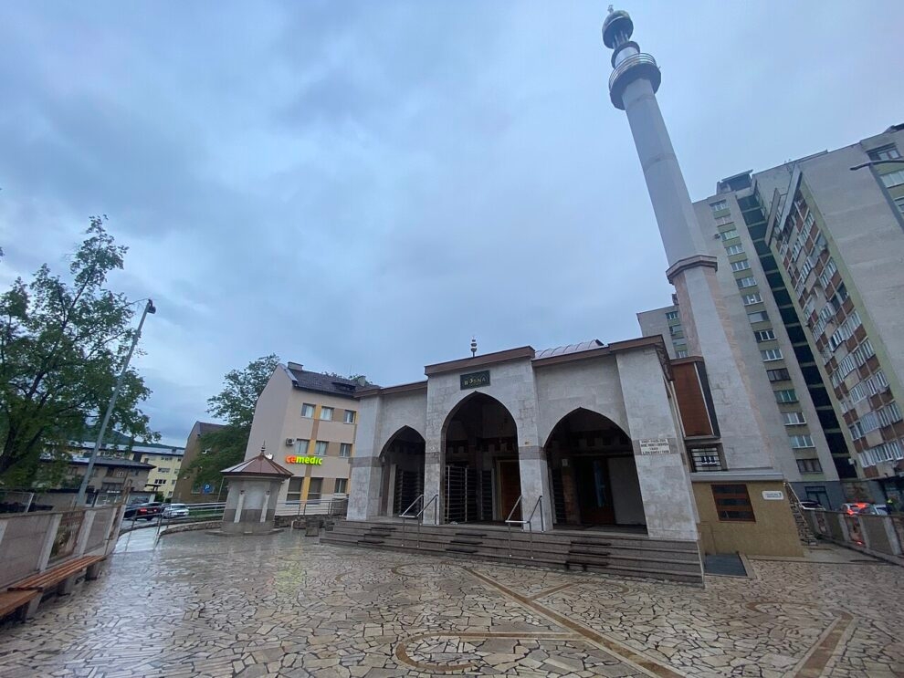 Provaljeno u džamiju u Zenici: Ukradeni novac, ručni satovi i dio videonadzora