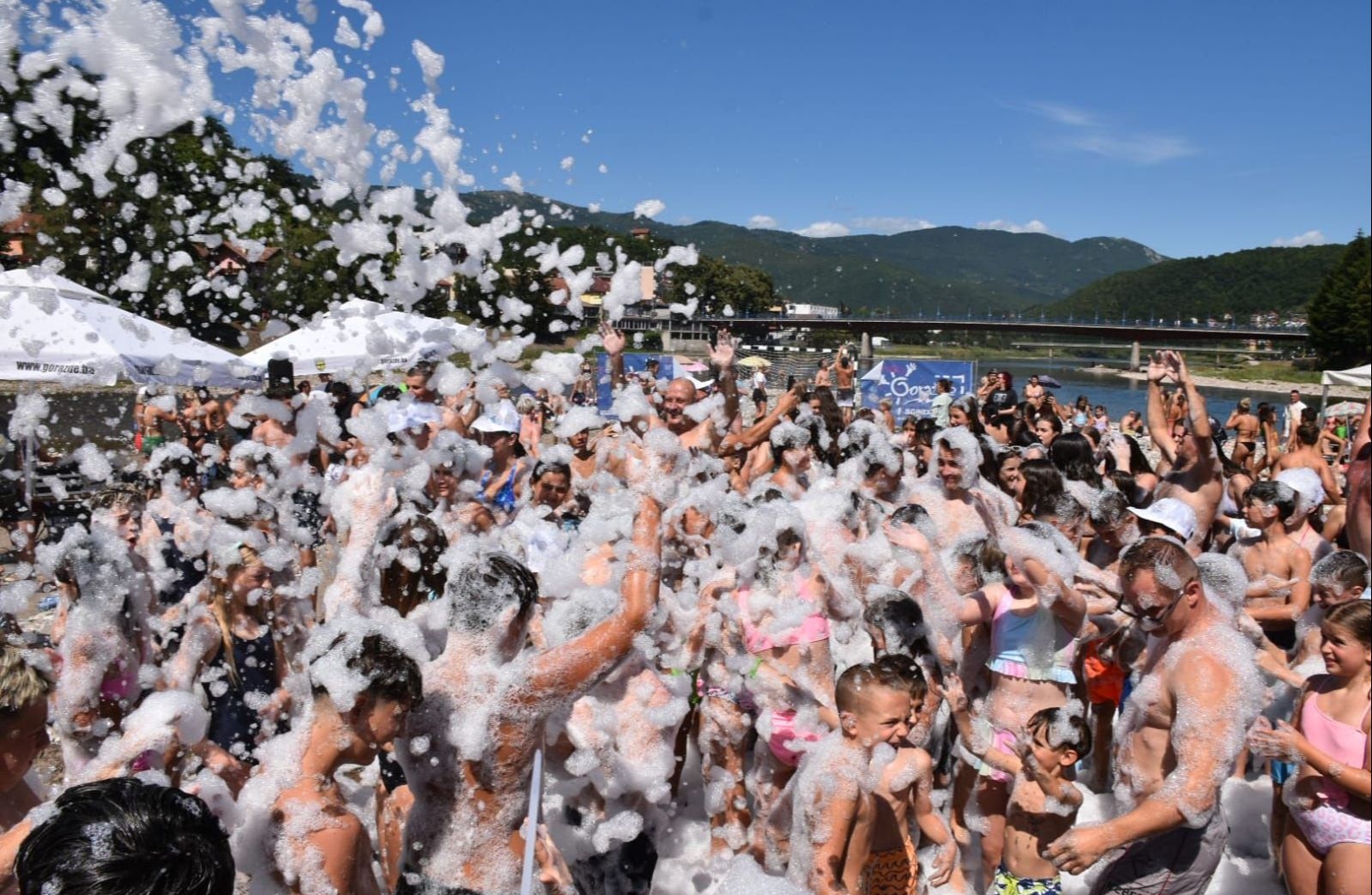 Na popularnoj gradskoj plaži Žanj počeo tradicionalni turnir na pijesku: Priređena i pjena party