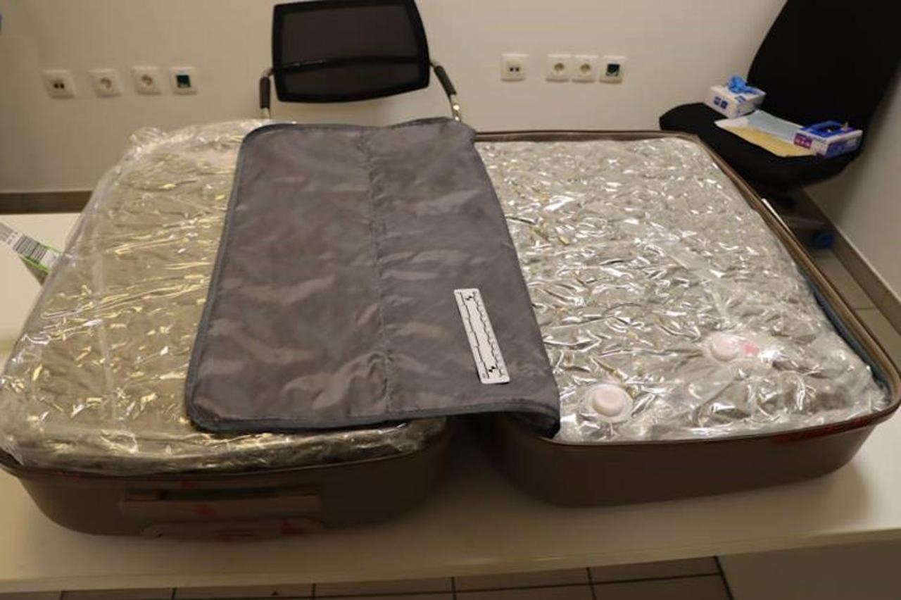FOTO Španjolska sletjela u Zagreb s velikim koferom, policija je imala što za vidjeti kad ga je otvorila