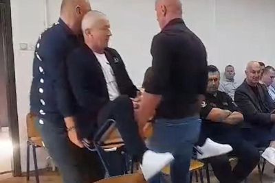 Nemile scene u Skupštini Doboja - osiguranje izbacilo dvojicu vijećnika