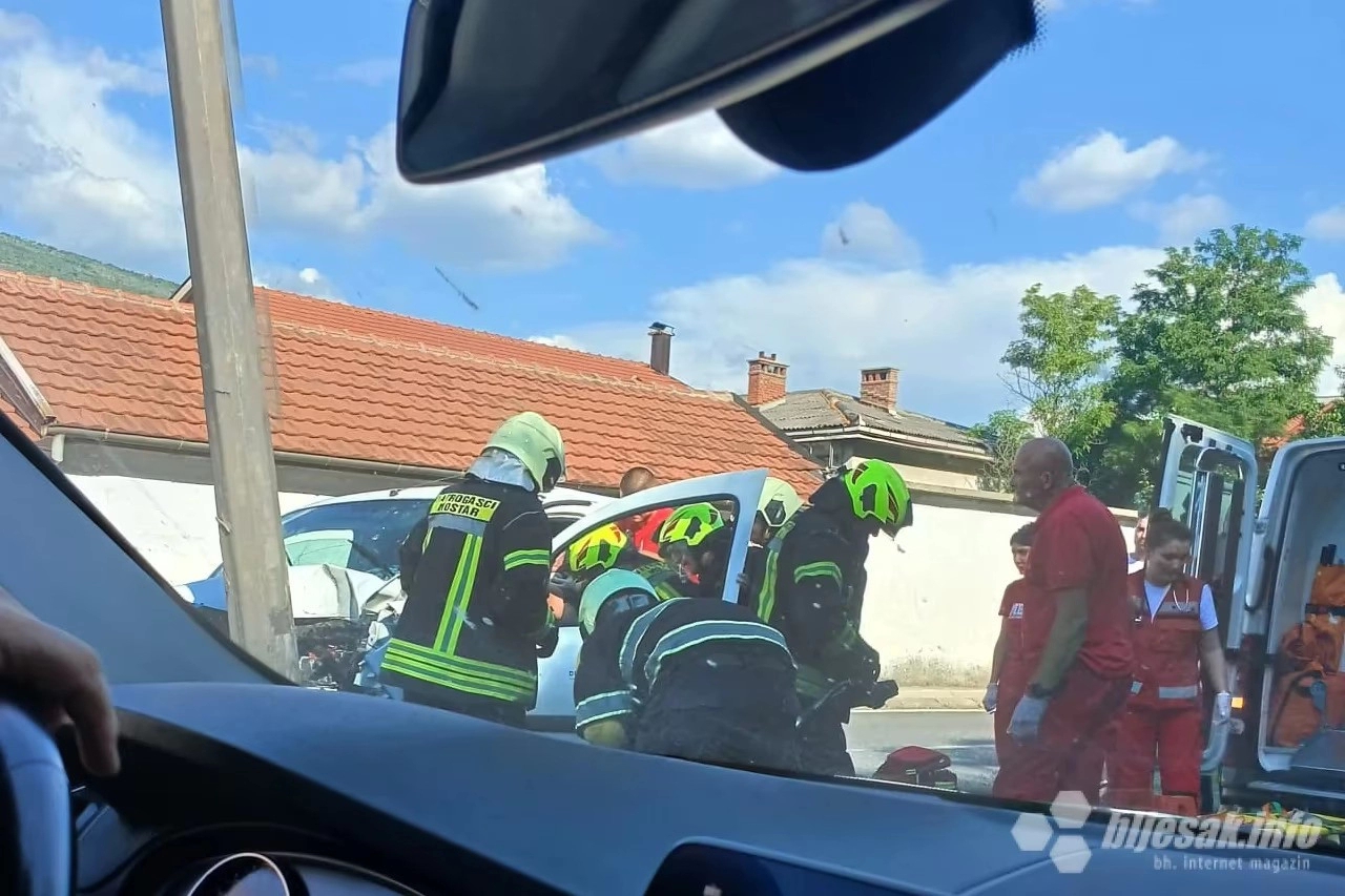 Teška nesreća u Mostaru: Automobil udario u stup