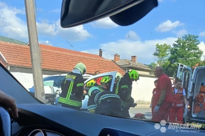 Teška nesreća u Mostaru: Automobil udario u stup