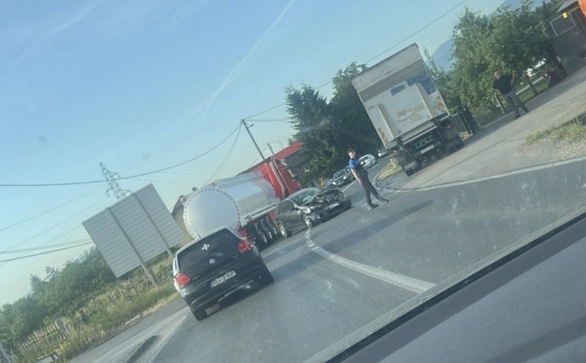 Otežano saobraćanje na magistralnom putu Tuzla - Živinice zbog saobraćajne nesreće