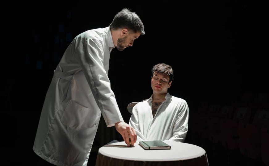 "ON(a)" u Kamernom teatru 55: Priča o ljubavi, identitetu i hrabrosti da budemo svoji