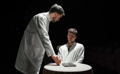 "ON(a)" u Kamernom teatru 55: Priča o ljubavi, identitetu i hrabrosti da budemo svoji