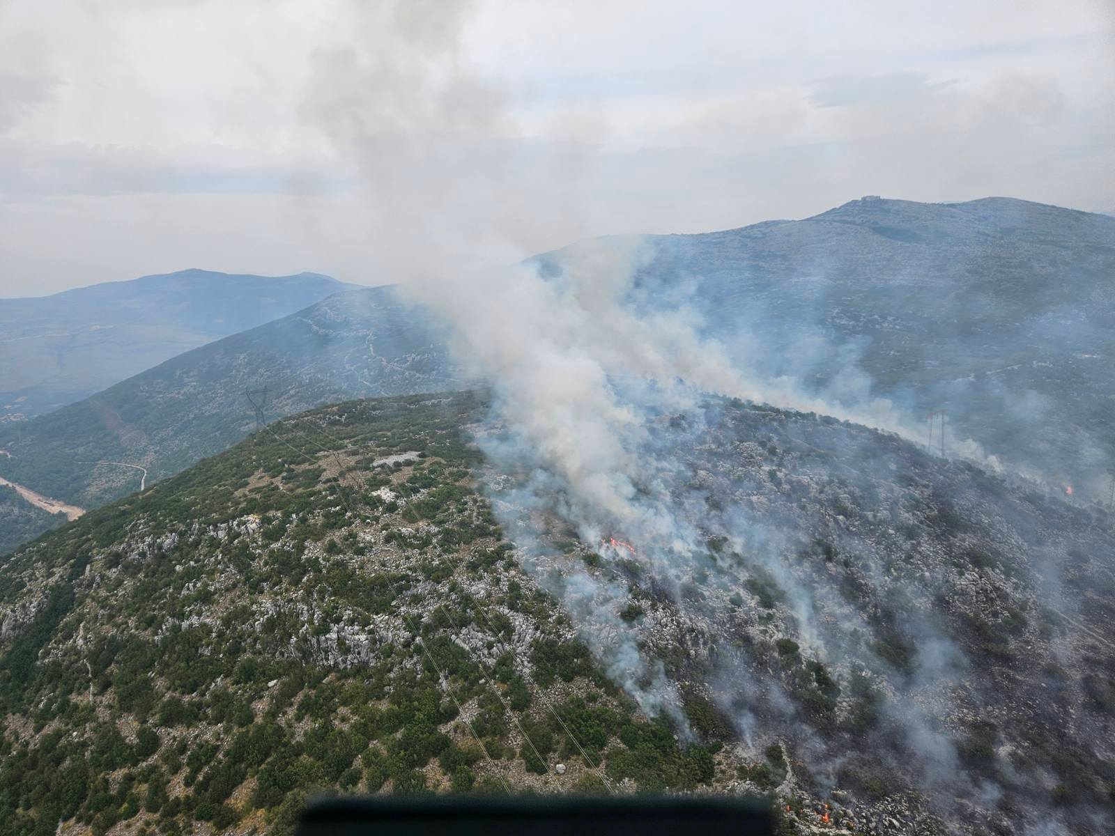 Novi požar kod Rapti: Pala žica sa dalekovoda, vatra prijeti brdima iznad Gučine