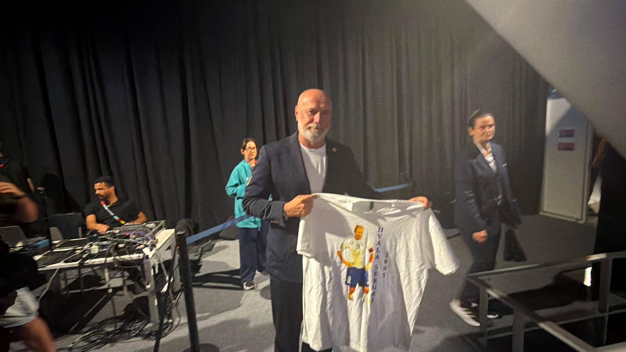 Video / Sergej Barbarez nakon obraćanja medijima dobio poseban poklon od navijača