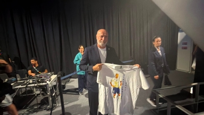 Video / Sergej Barbarez nakon obraćanja medijima dobio poseban poklon od navijača