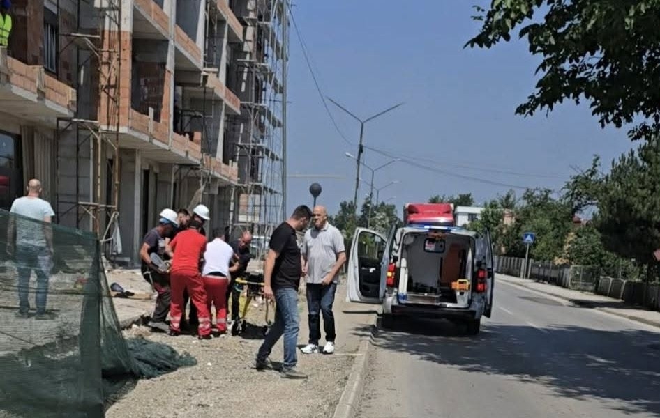 Horor na gradilištu: Radnik pao sa skele, bore mu se za život