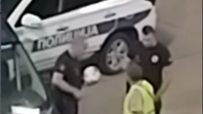 Video / Nevjerovatan snimak iz Srbije: Policajci stavili loptu u maricu, pa je vratili