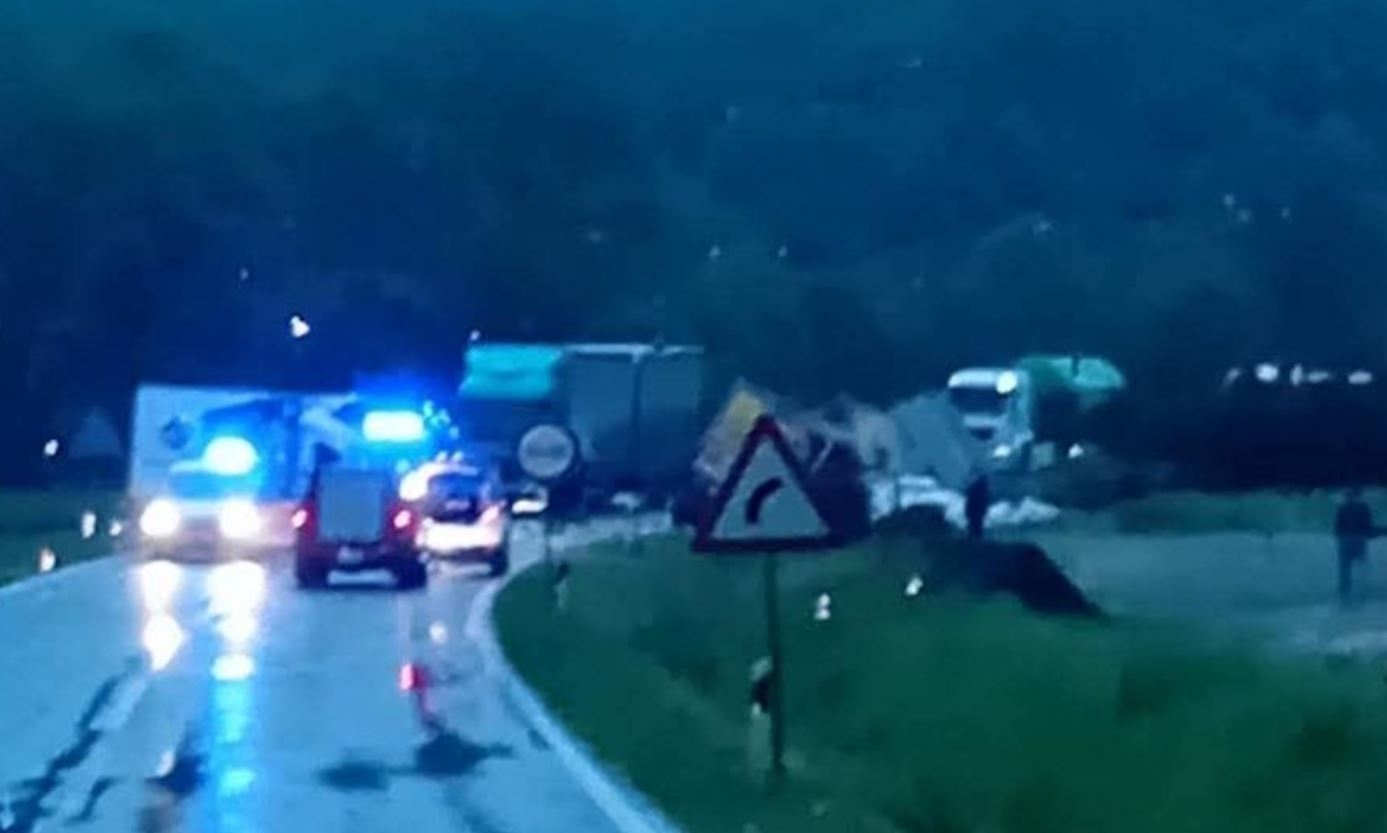 Detalji teške nesreće u Šijama: Povrijeđena dva vozača kamiona, nakon ukazane prve pomoći prevezeni u bolnicu