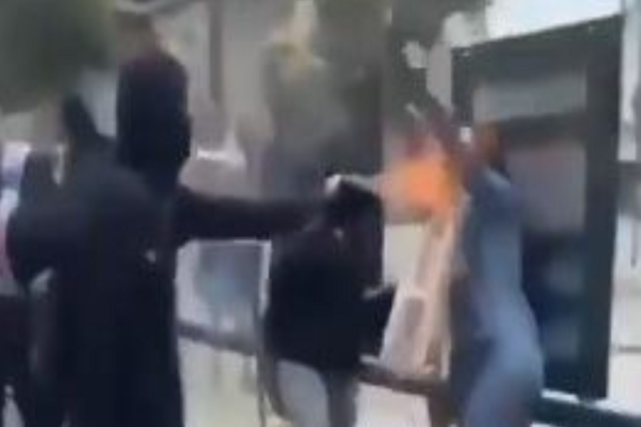 UZNEMIRUJUĆI SNIMAK IZ FRANCUSKE: Učenici divljali, žena ih pokušala zaustaviti, a oni joj zapalili lice (VIDEO)