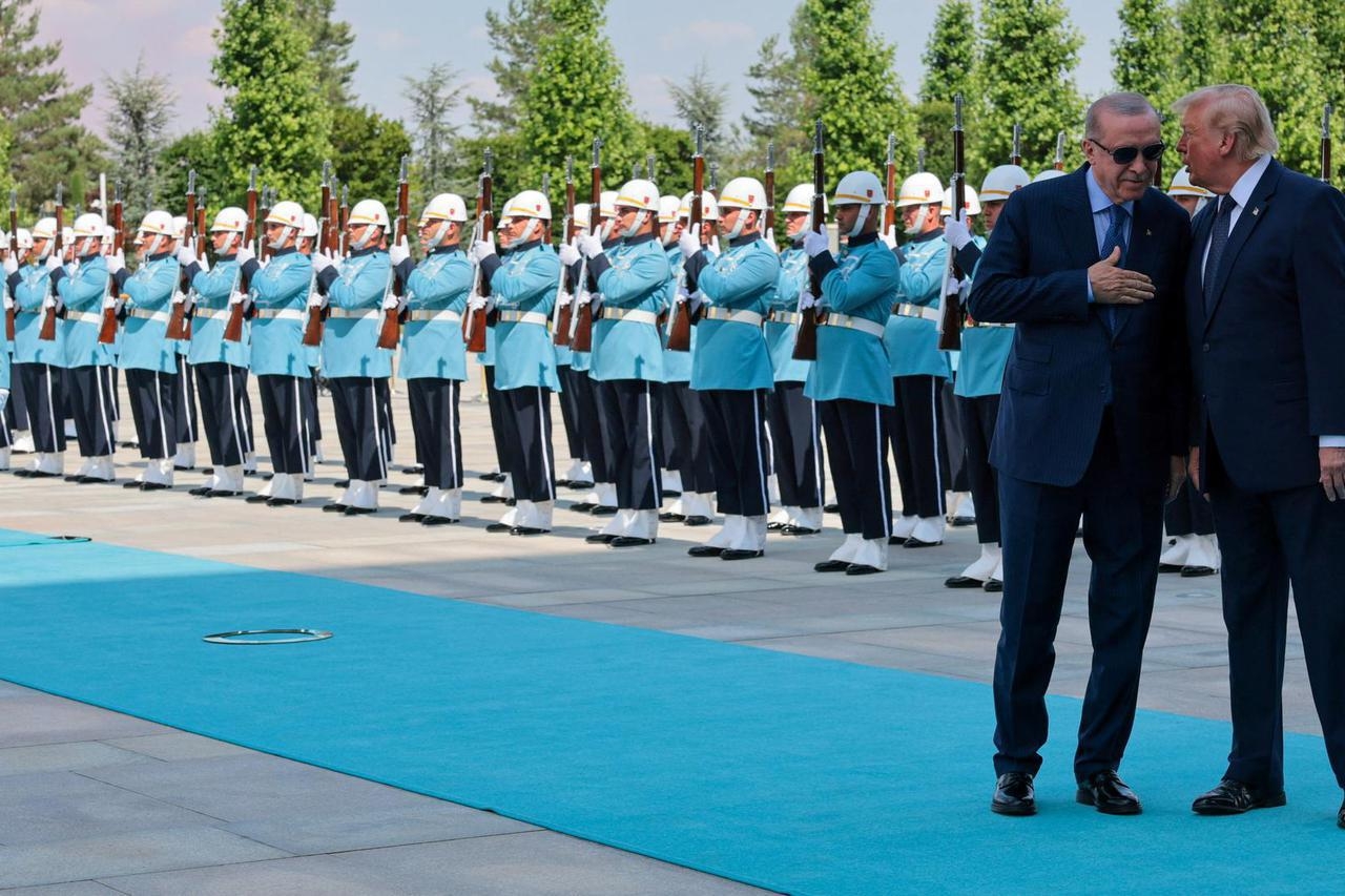 Neubičajen poklon: Erdogan liderima NATO-a podijelio pištolje i municiju sa njihovim imenima