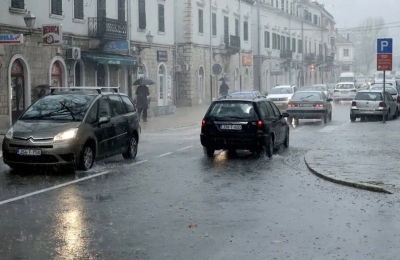 Kišovito subotnje jutro u Trebinju: Sunce mijenjaju kišobrani i temperatura do 22 stepena