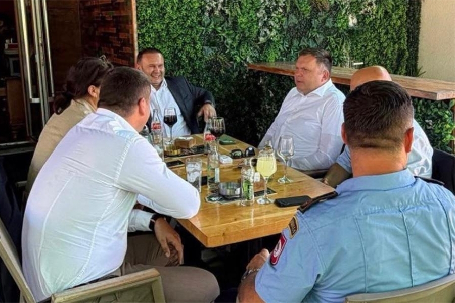 S PANCIRKOM PO LUKAVICI: Građani u šoku nakon fotografije iz kafane, uslijedile su burne reakcije...