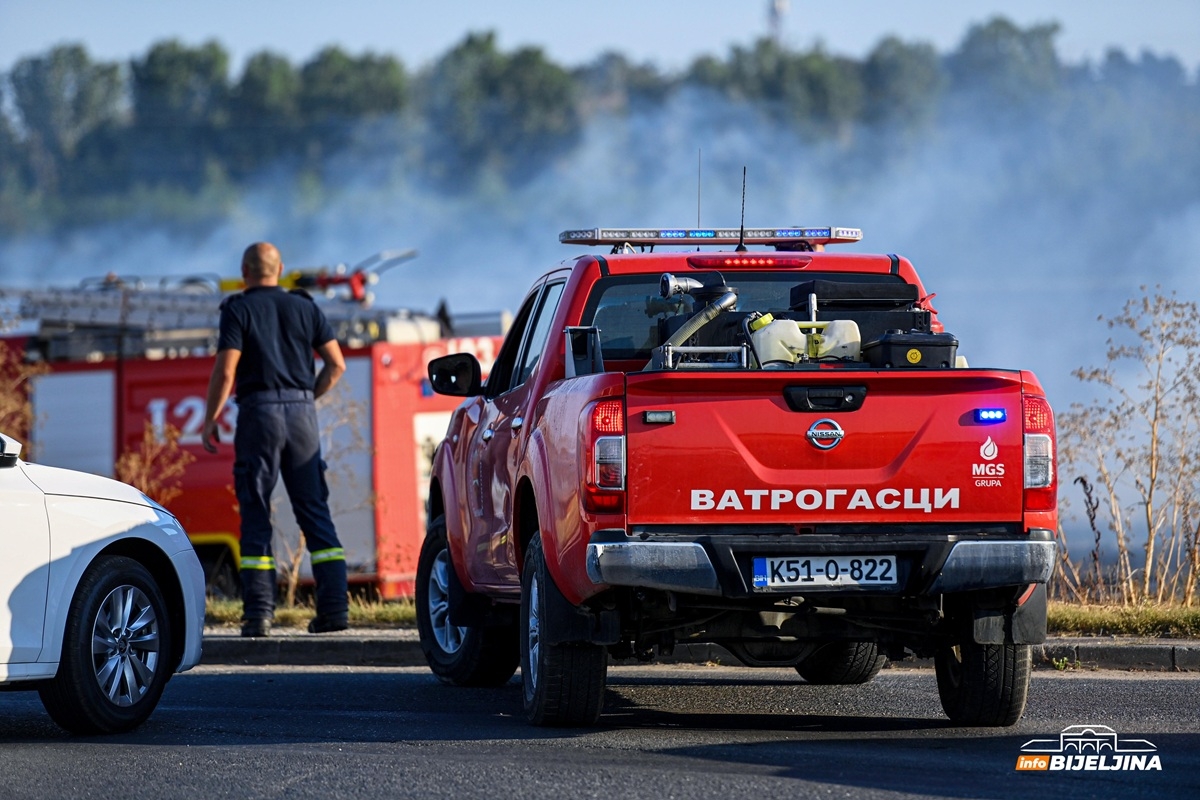 (FOTO) VATROGASCI OSTAJU DEŽURATI Uspostavljen saobraćaj na bijeljinskoj obilaznici nakon požara
