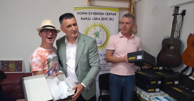 Đajić poklonio patike članovima Daun sindrom centra