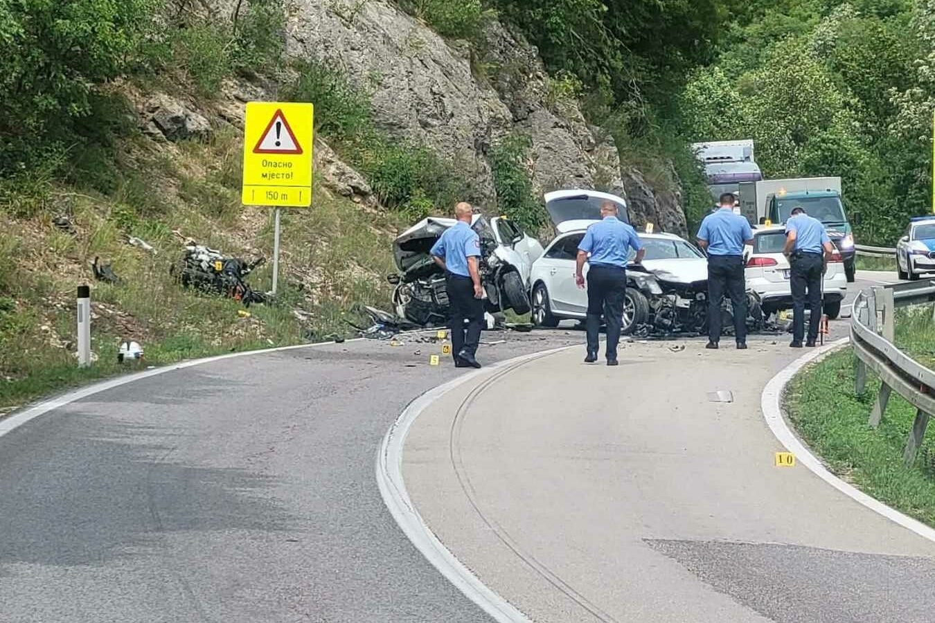 Prva fotografija sa mjesta nesreće u kanjonu Tijesno: Sudar više automobila i motora