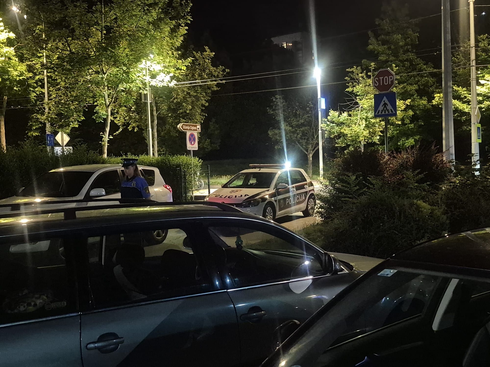 Video / Haos na Merhemića trgu: Zapucao se automobilom u automobil dva puta, pa onda izvadio palicu i počeo udarati ljude