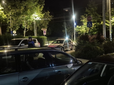Video / Haos na Merhemića trgu: Zapucao se automobilom u automobil dva puta, pa onda izvadio palicu i počeo udarati ljude