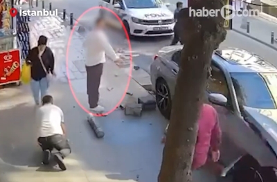 STRAVIČAN SNIMAK: Auto pokosio pješaka na trotoaru, sve snimila kamera (VIDEO)
