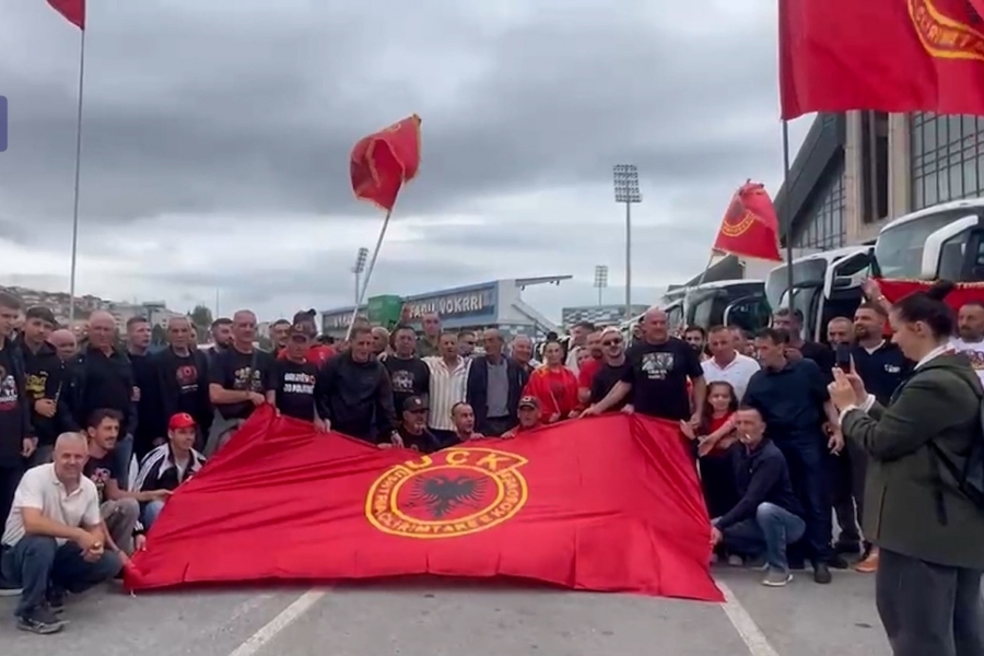 JOŠ ČETIRI DANA DO PRESUDE U HAAGU: Hiljade ljudi okupile se u Prištini, sudijama poslata poruka (VIDEO)