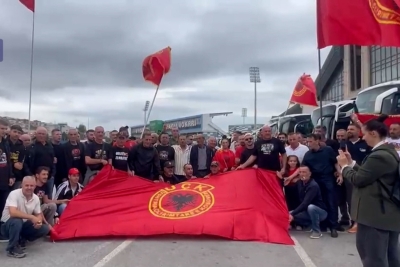 JOŠ ČETIRI DANA DO PRESUDE U HAAGU: Hiljade ljudi okupile se u Prištini, sudijama poslata poruka (VIDEO)
