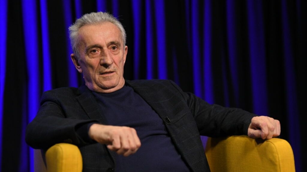 Pjevač ima 500 KM penzije i raznosi poštu: "Da mi nije mikrofona, ne znam kako bih preživio"