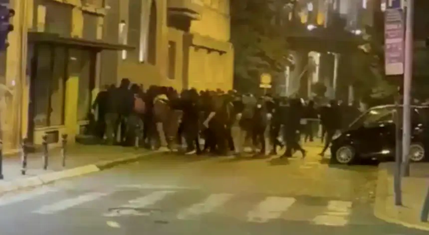 Ponovo se gradi “Ćacilend”: Muškarci u crnom okupiraju centar Beograda, policije sve više