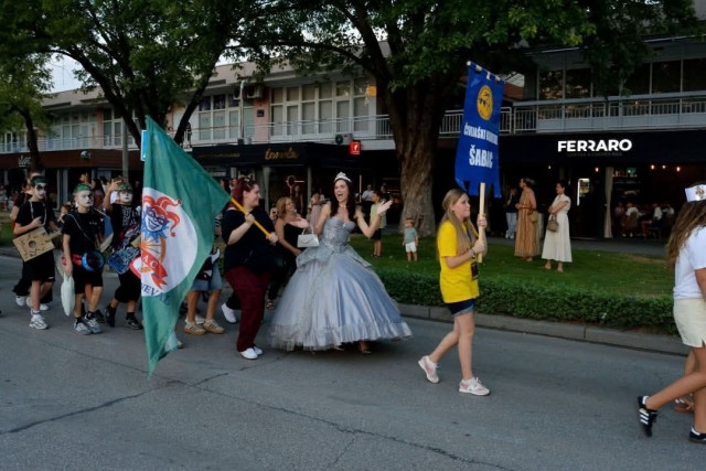 FOTO Čapljina u znaku karnevala: Maske, vatromet i koncert Atomskog skloništa