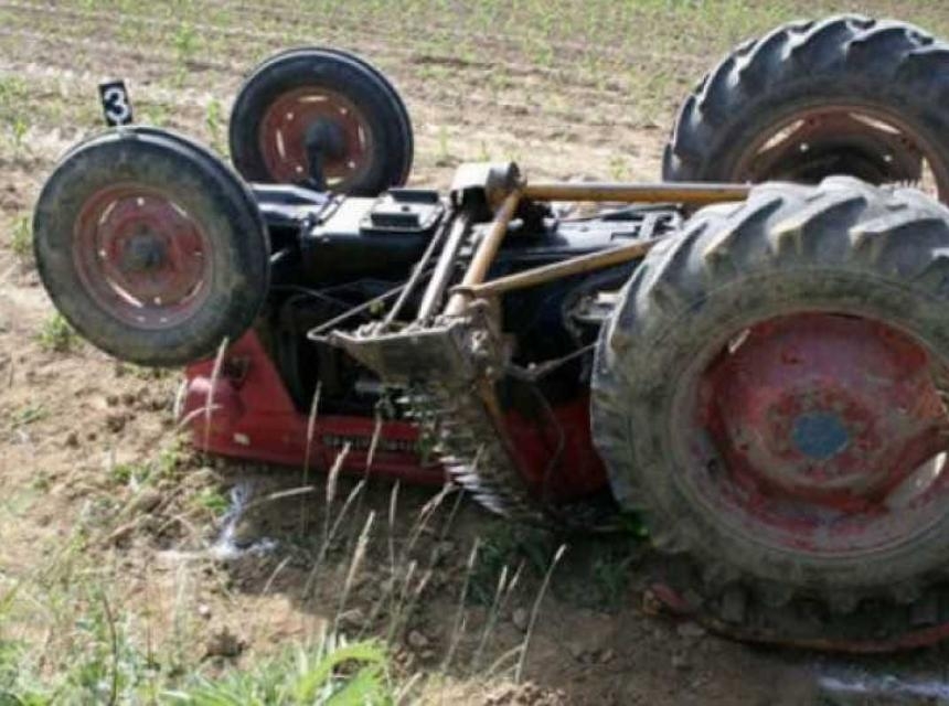 Tragedija kod Bosanske Dubice: Poginuo vozač nakon prevrtanja traktora