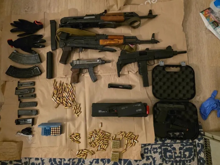 Velika akcija u Beogradu: Policija otkrila snajper i eksploziv, uhapšena tri mladića (VIDEO)