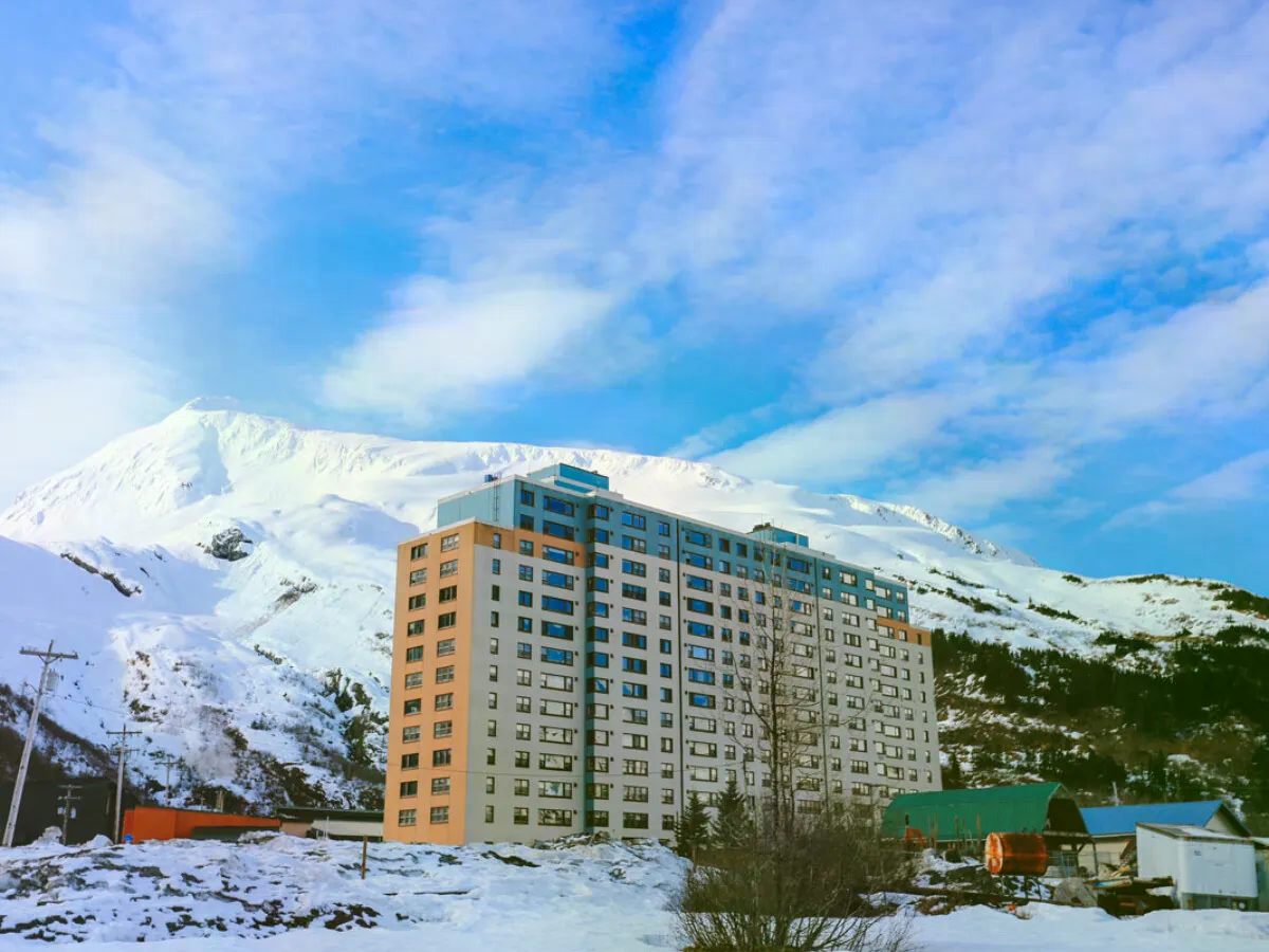 Grad u kojem gotovo svi stanovnici žive u istoj zgradi od 14 spratova, a djeca do škole idu tunelom da ne izlaze na minus 20