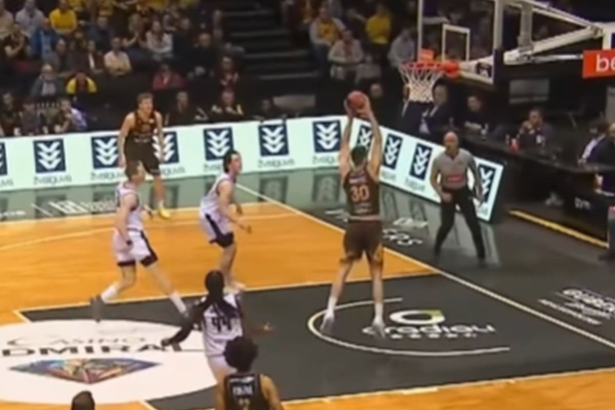 Zmaj poletio u Litvaniji! Simanić oduševio zakucavanjem
