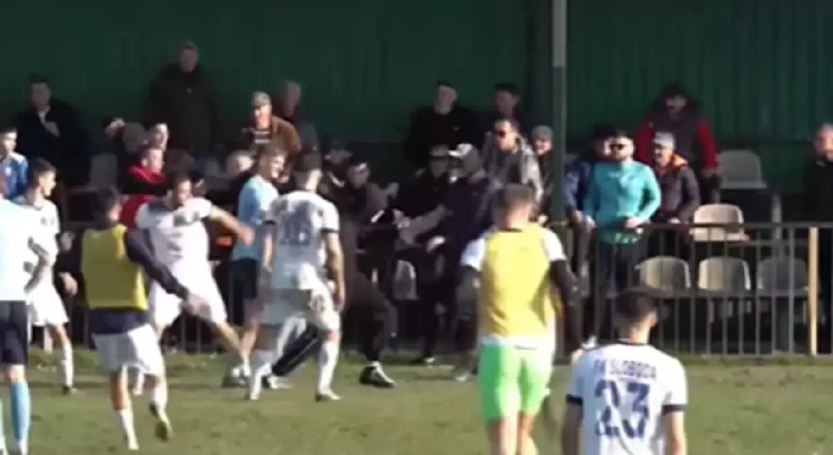 Nezapamćen skandal: Huligani utrčali na teren i tukli igrače Slobode (Video)