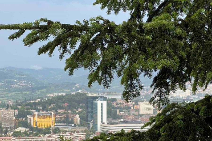KIŠA I GRMLJAVINA: Jako nevrijeme stiglo u Sarajevo (VIDEO)
