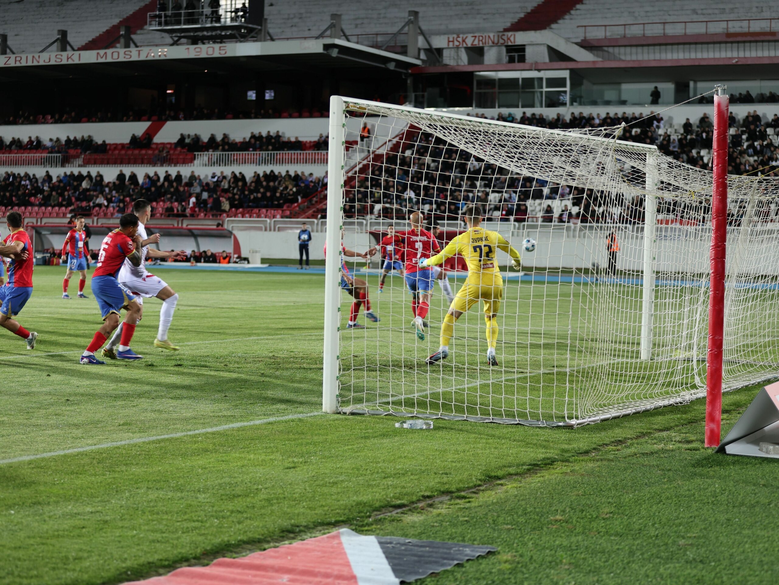 Borac zadržao 10 bodova prednosti: Zrinjski poveo u derbiju u Mostaru, Juričić promašio zicer za 3 boda