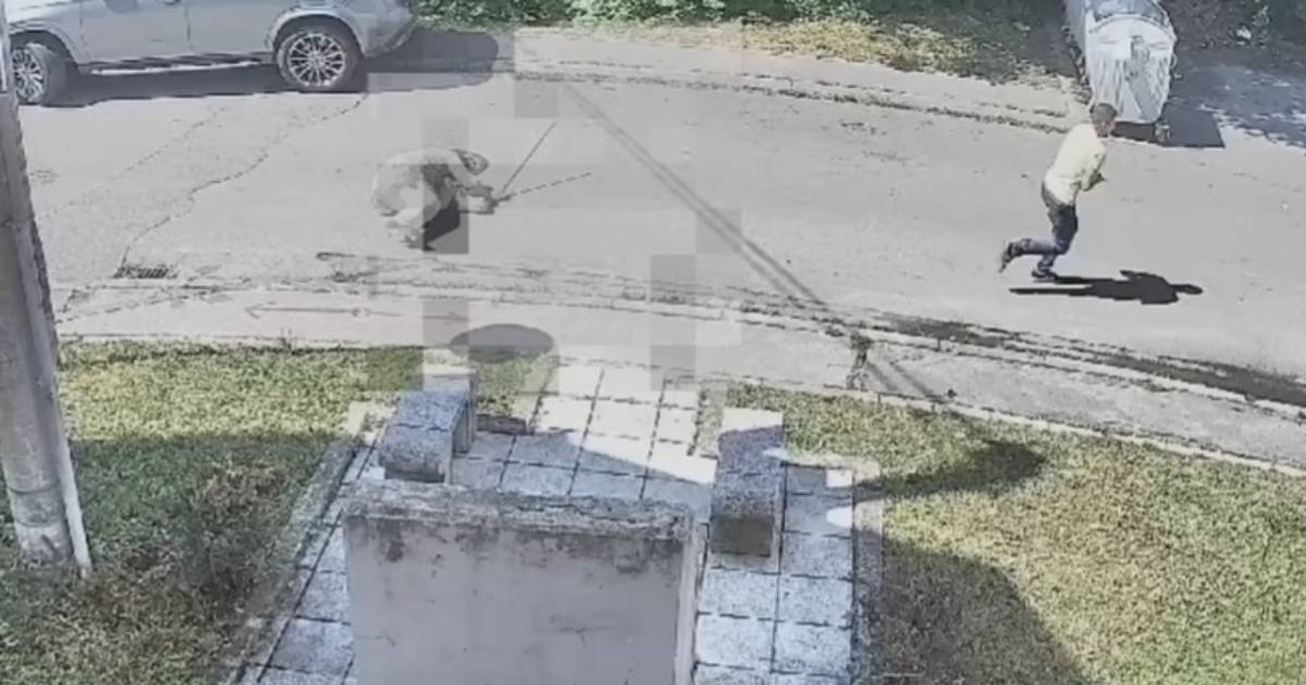Kamere snimile pljačku: Policija traži muškarca osumnjičenog za napad na stariju ženu