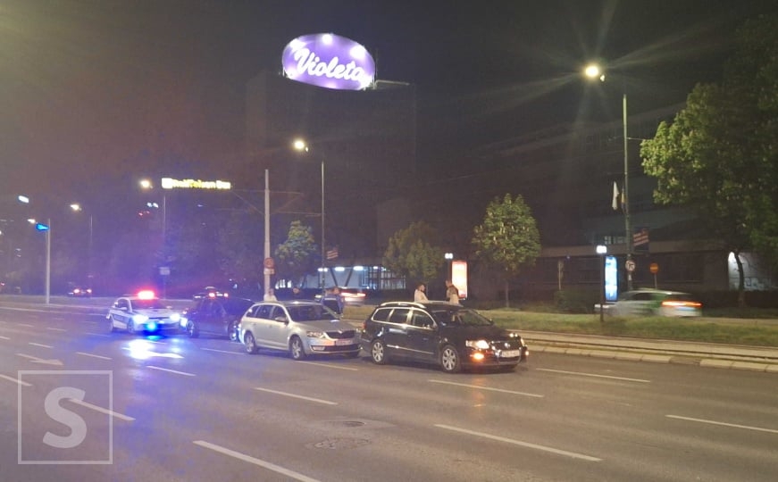 Saobraćajna nesreća u Sarajevu: U sudaru tri vozila povrijeđena jedna osoba