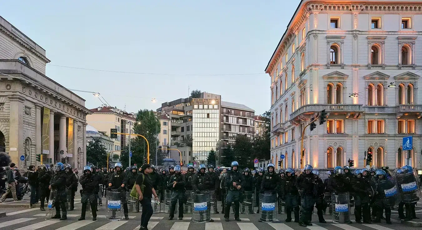 Војска и полиција на улицама Милана због страха од нових нереда