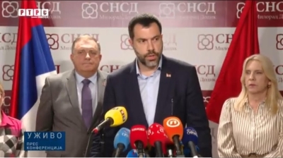 Tata i sin na konferenciji za novinare o izborima