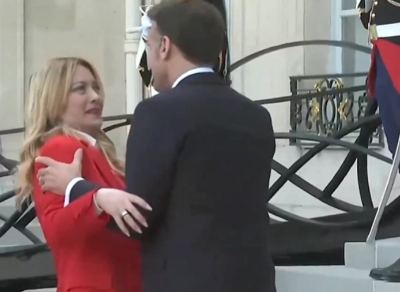 (VIDEO) Šok i nevjerica: Cijeli svijet bruji o poljupcu Makrona i Meloni, premijerka ostala zatečena