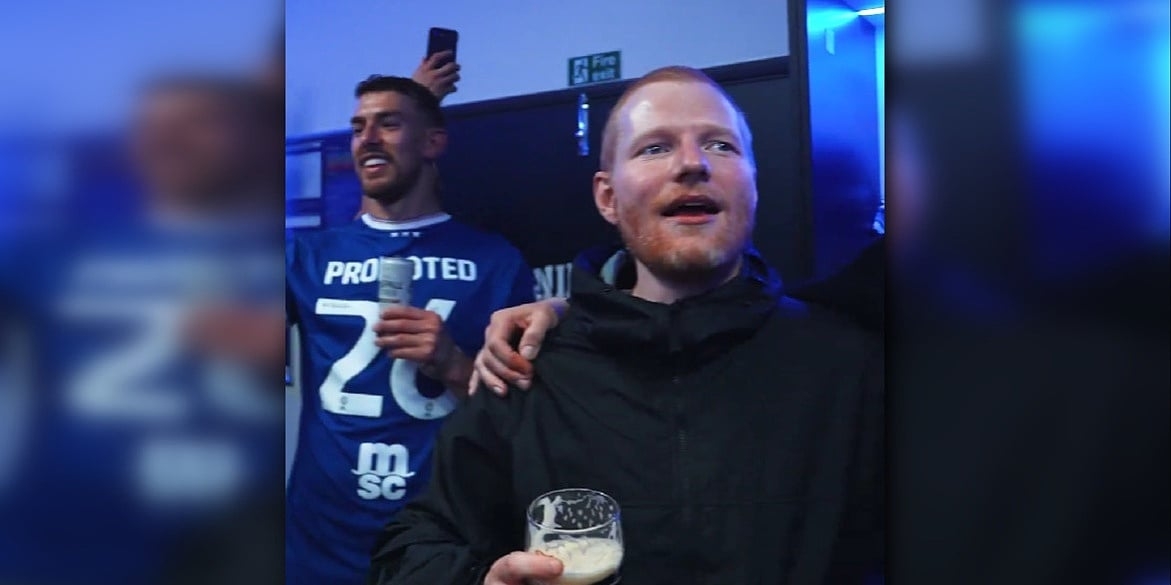 Ed Sheeran s pivom i ruci zajedno s igračima proslavio ulazak svog kluba u Premier ligu