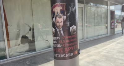 U fokusu milionski iznosi u evrima: Banjaluka osvanula oblijepljena plakatima FOTO