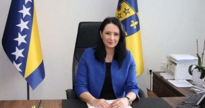 Obuća odgovorila Ćudić: 'Pozirala si ispod slike Vladimira Putina!'