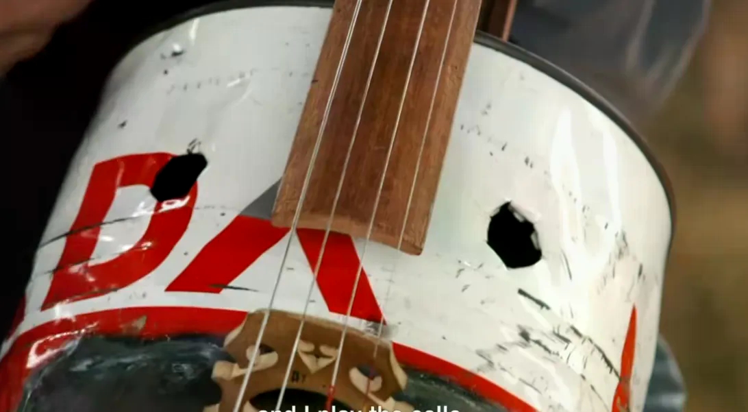 Djeca s deponije sviraju na violinama napravljenim od limenki i viljuški, a orkestar je s tim instrumentima obišao svijet