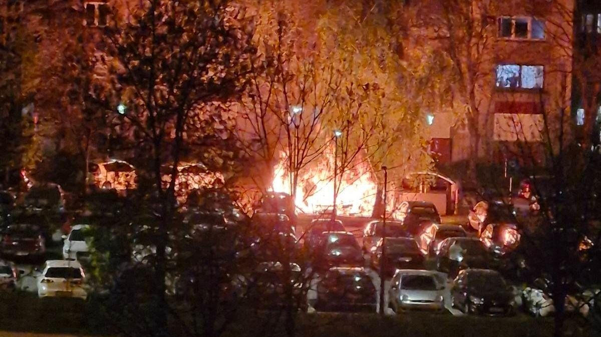 Nevjerovatno: Zapalili namještaj ispred zgrade, morali reagirati vatrogasci