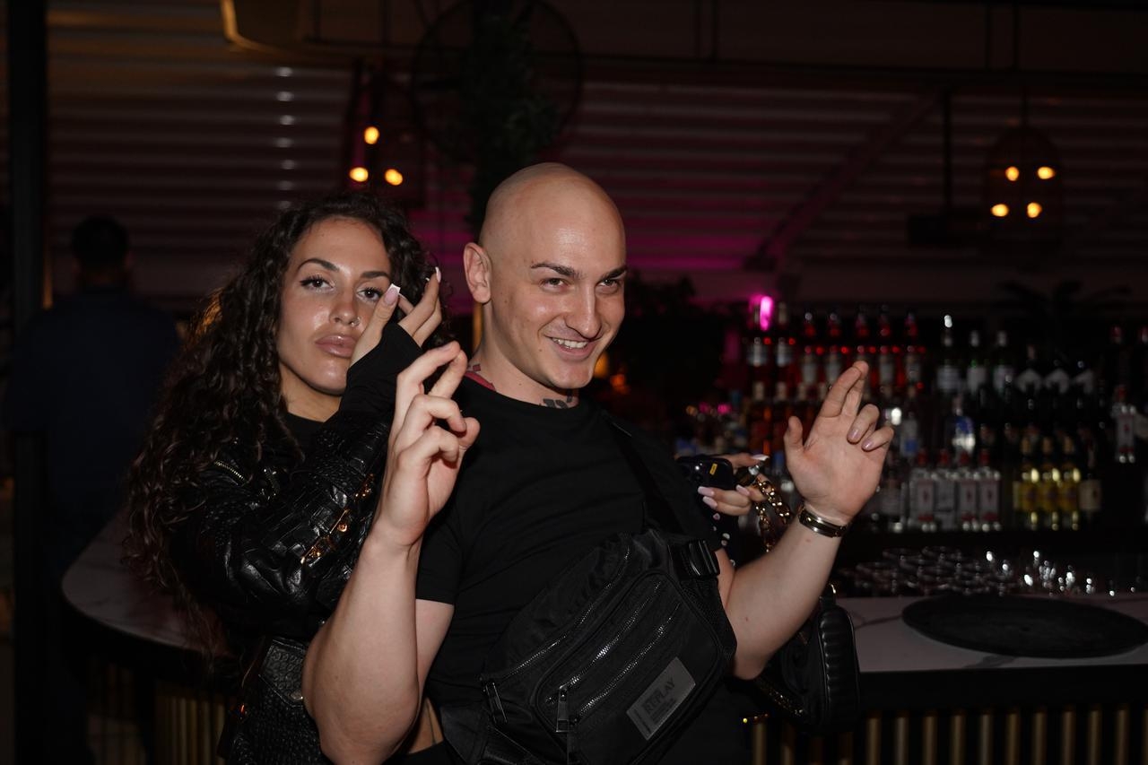 VIDEO Novi šokantan performans srpskog glazbenika! Pogledajte što je radio mladiću u Vodicama